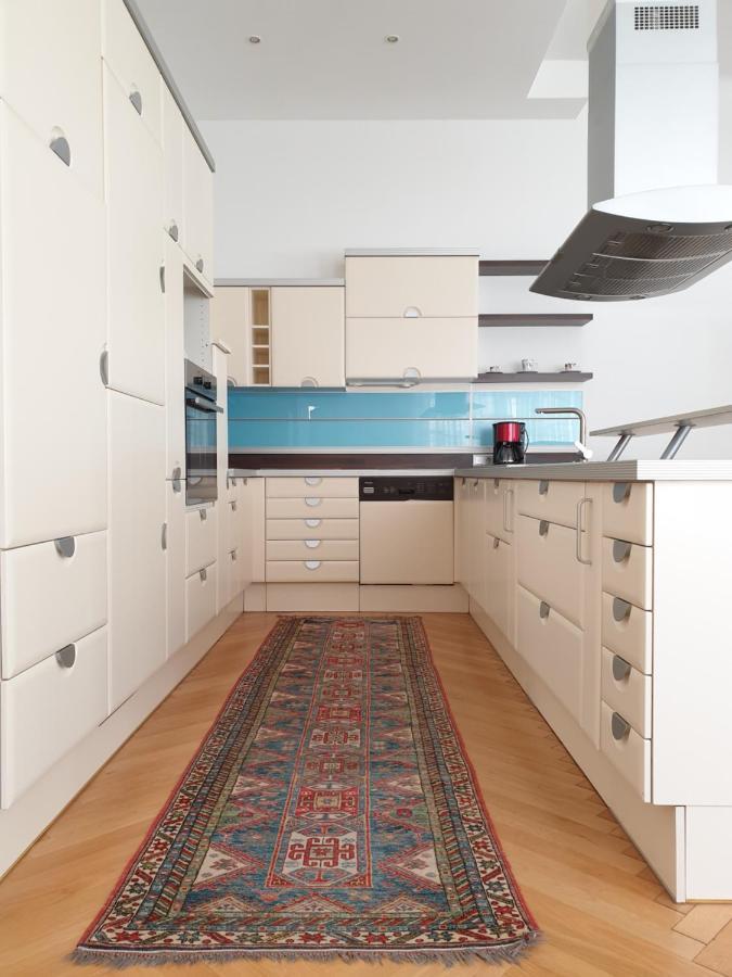 וינה Sunny And Spacious Apartment Near City Centre מראה חיצוני תמונה